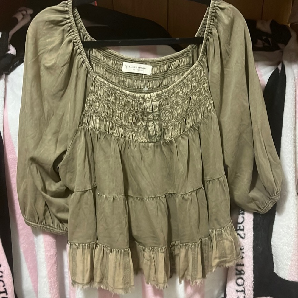NWT Lucky brand. Tiered cotton top. Size L. Army green color. New
